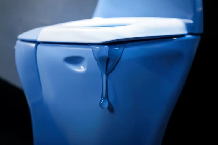 Vaso sanitário com um cano vazando.